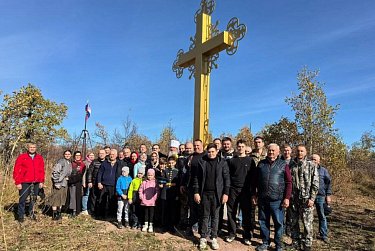 Установлен поклонный крест на самой высокой горе 